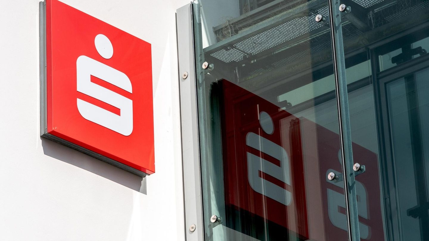 Cuentas problemáticas: Cómo las cajas de ahorros se defienden sin éxito de los clientes de derechas | Capital+