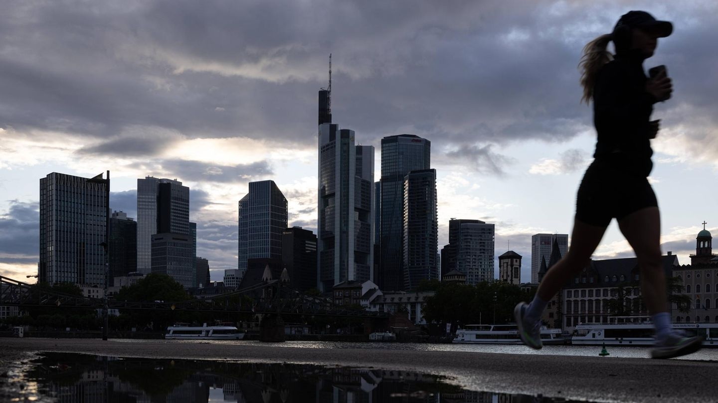 Acciones: Acciones bancarias: ¿Sigue mereciendo la pena invertir en Commerzbank y Deutsche Bank? | Capital+