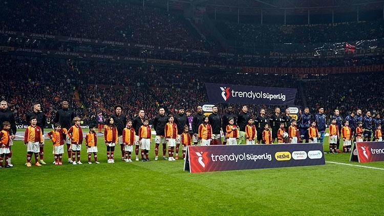 Um incidente sem precedentes na cerimônia antes da partida Galatasaray - Fenerbahçe!