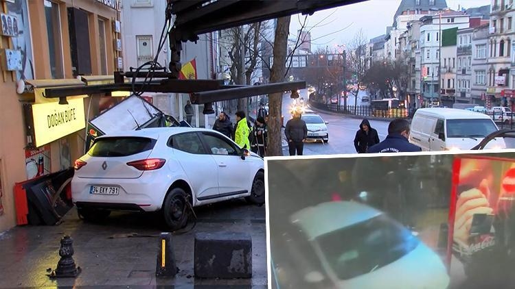 Samochód, który nie mógł pokonać zakrętu, uderzył w kiosk w Tarlabaşı