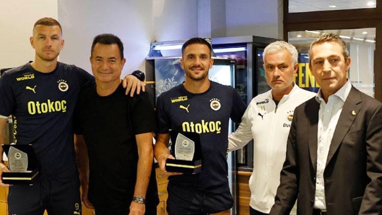 Ali Koç's thank you plaque to Tadic and Dzeko!