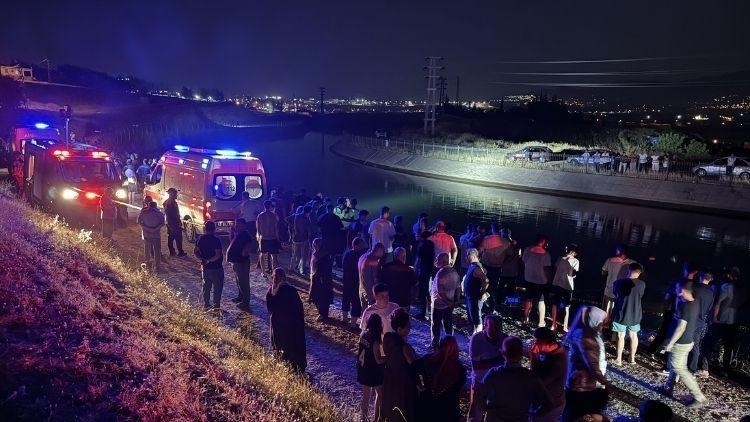 Padre e hijo mueren al volcar su coche en un canal de riego; varios heridos