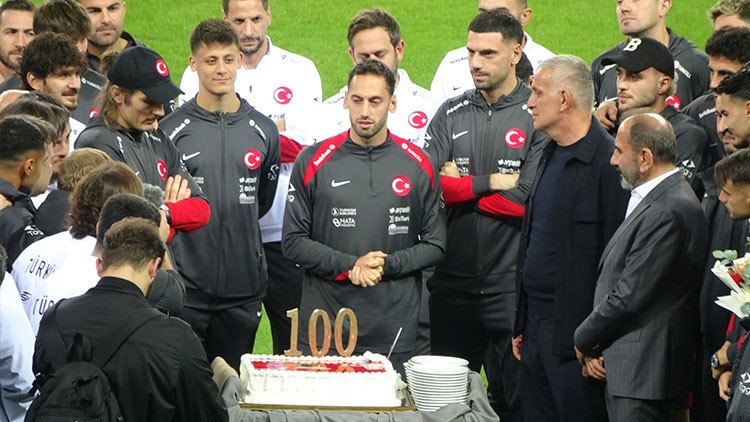 Sorpresa per la 100esima partita internazionale per Hakan Çalhanoğlu!