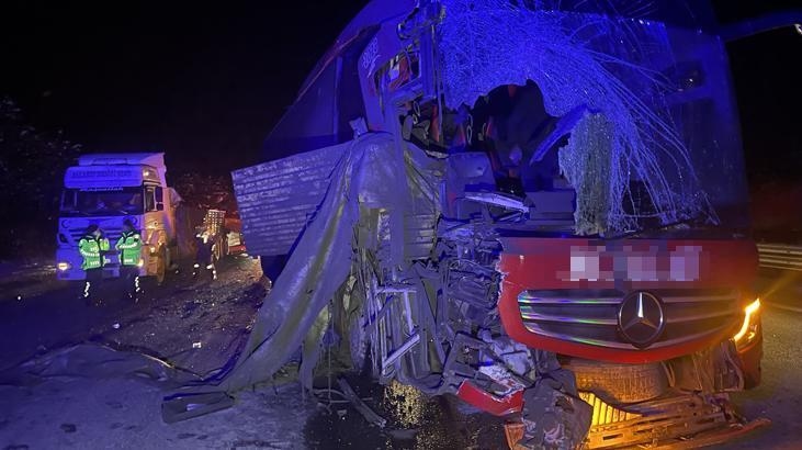 Un autobus passeggeri si è schiantato contro un camion a Bolu! 6 persone sono rimaste ferite