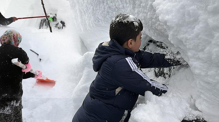 Il quartiere inghiottito dalla neve! La pioggia ha smesso, la gente cerca di tornare alla vita normale: lo sperimentiamo ogni anno