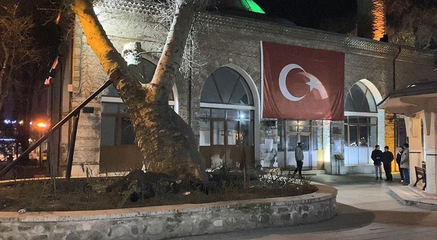 Moments full of fear! 550-year-old plane tree in the garden of the historical mosque fell