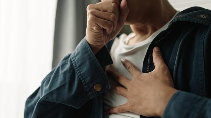 Reflux kan op hartpijn lijken! Het kan de oorzaak zijn van uw aanhoudende hoest
