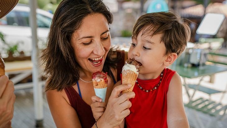 Is het favoriete zomerdessert schadelijk voor de gezondheid van je gebit? Let hierop bij het eten van ijs!