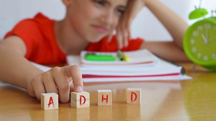 Achten Sie auf Symptome, die bei Kindern vor dem 12. Lebensjahr beginnen und länger als sechs Monate andauern!