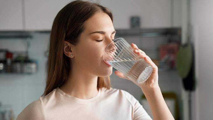 Sein Mangel verursacht Schwindel und Müdigkeit! Wie viel Wasser sollten wir täglich trinken?