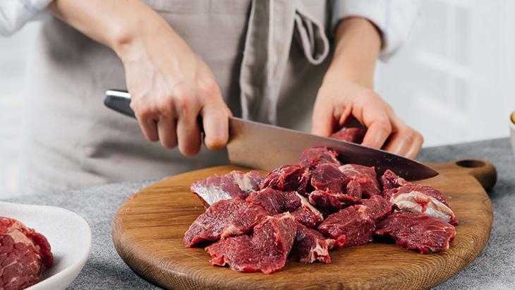 Lassen Sie nicht zu, dass der Feiertagstisch Ihre Gesundheit ruiniert! Verzehren Sie Fleisch wie folgt: „Fügen Sie kein Öl zu Öl hinzu“