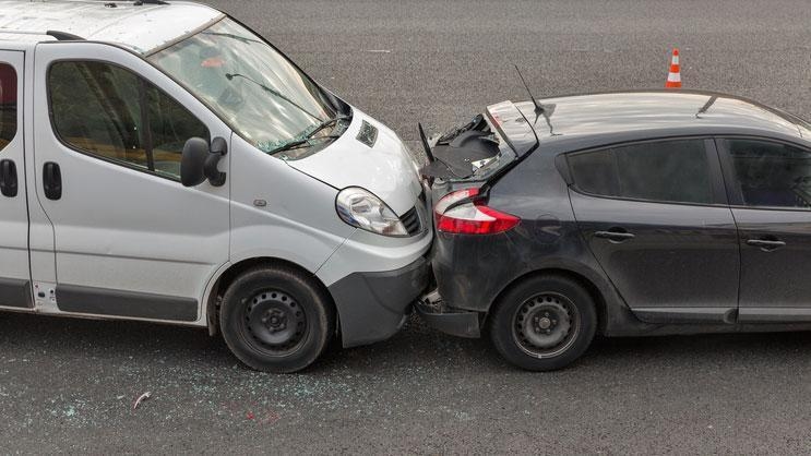 Achtung Fahrzeughalter! Sie rufen sofort nach einem Unfall an: Stellvertreterspiel mit Entschädigungsversprechen
