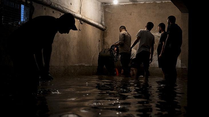 ¡Fuertes lluvias en Ankara! Las calles se convirtieron en lagos, casas y negocios inundados.