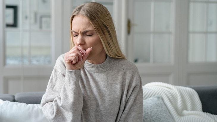 Une simple toux et de la fièvre peuvent être le signe d'une pneumonie ! Huit mesures de protection sont possibles.