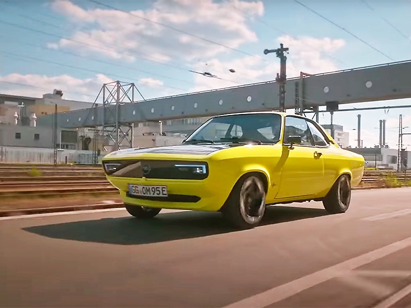 Opel presenta un'auto elettrica retrò con cambio manuale (VIDEO)
