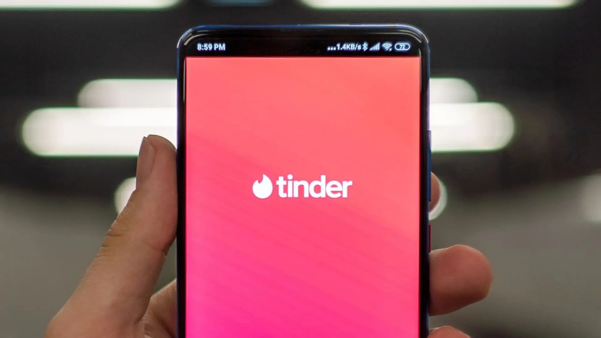 Tinder aktualisiert sein Design und integriert neue Funktionen, um die Partnersuche zu erleichtern.