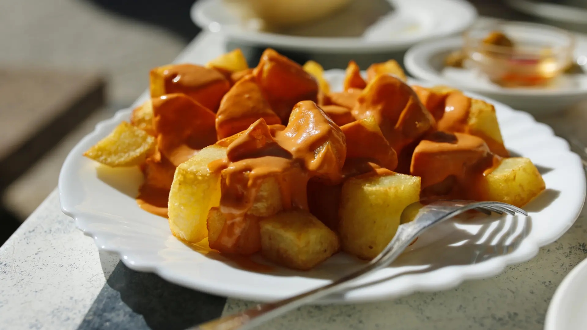 Şef Jordi Cruz, patatas bravas'ı sağlıklı bir dokunuşla modernize ediyor.