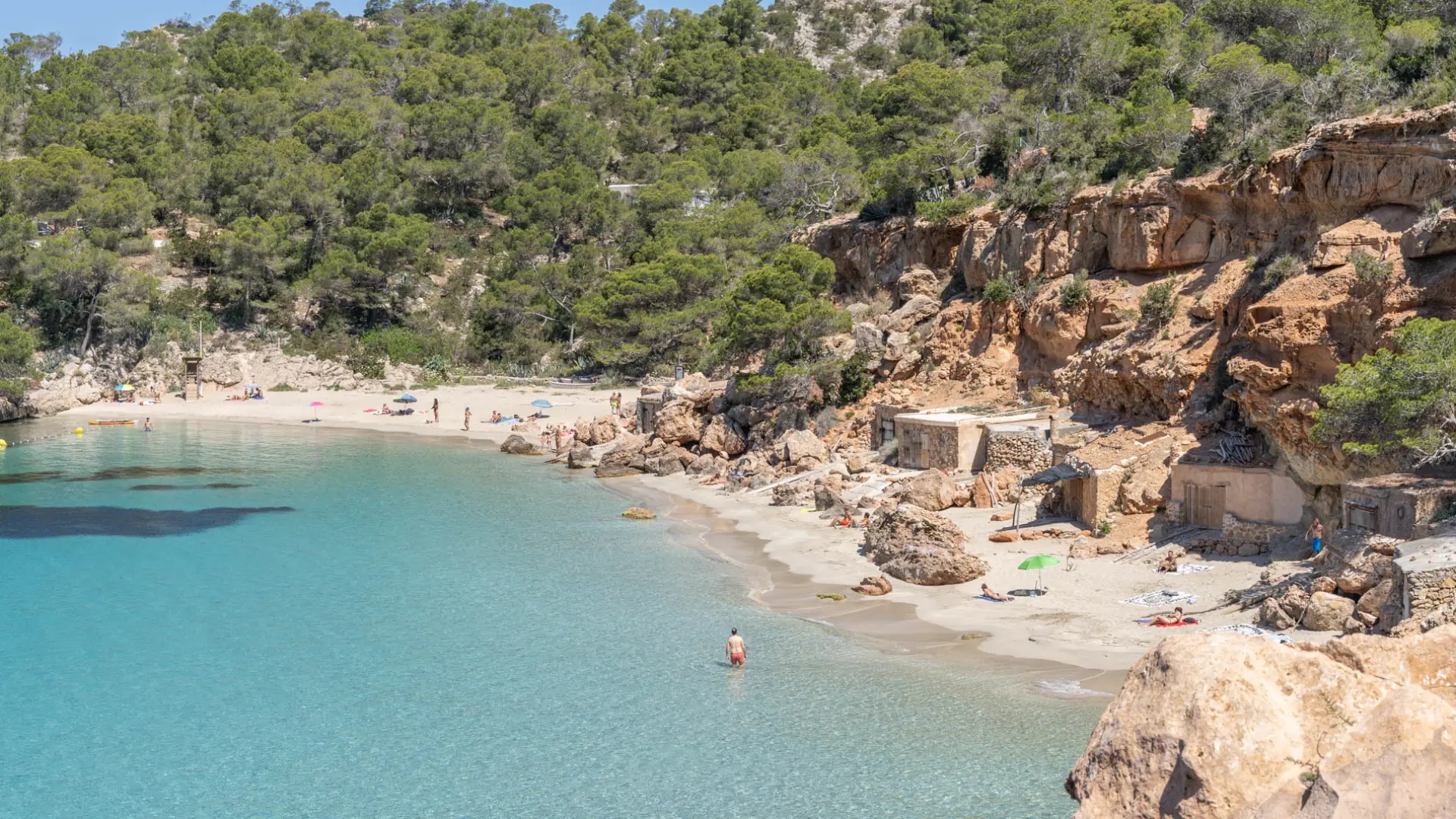 El rincón de España que enamoró a Salma Hayek: una cala escondida y un paraíso en las Islas Baleares