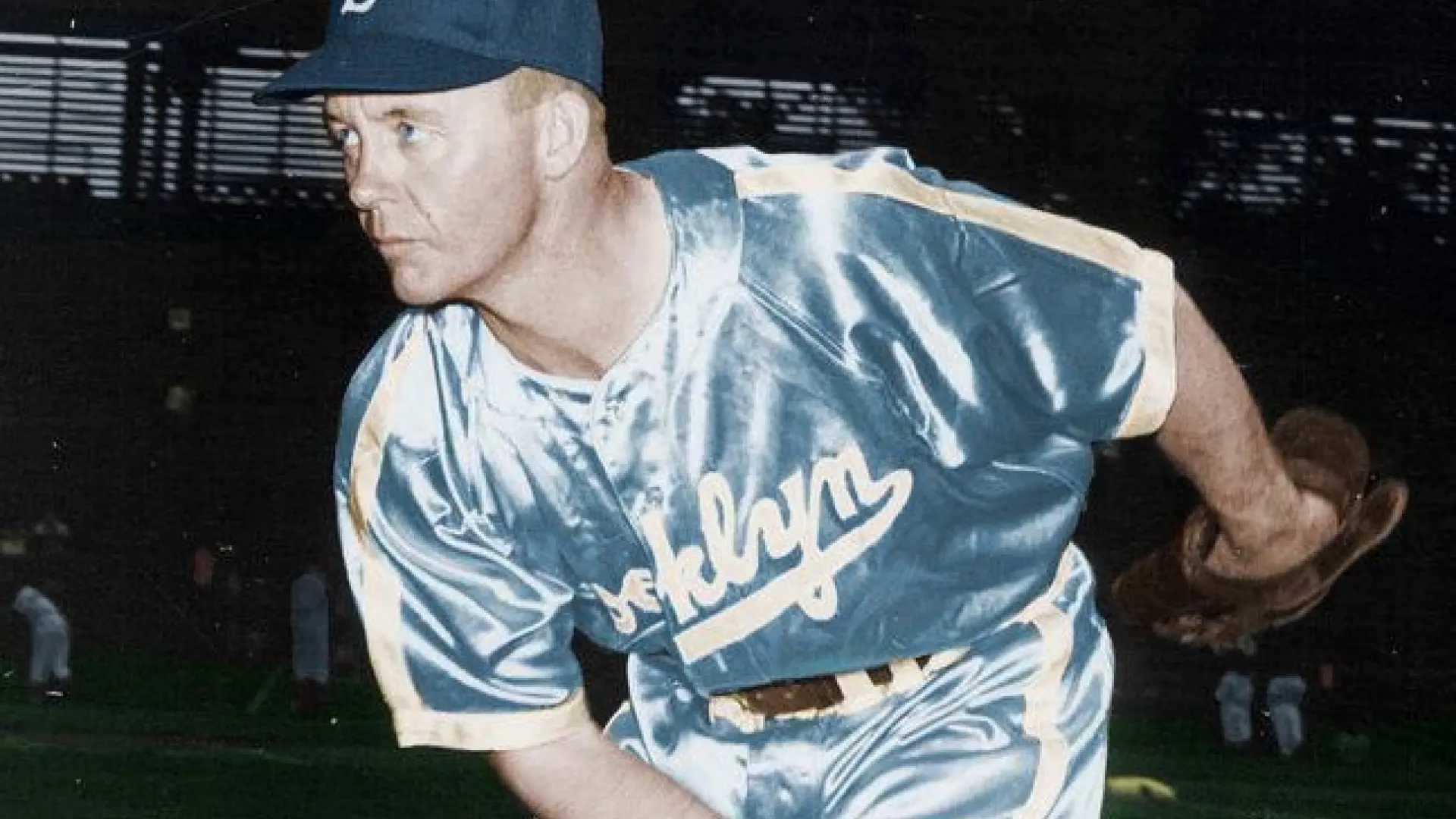 Camisas para todas as idades. O uniforme de cetim do Brooklyn Dodgers.