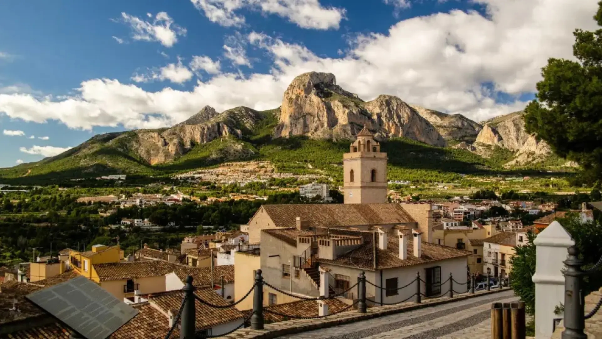 Neither Altea nor Jávea: the beautiful town in Alicante that tourists still don't know and is next to the best beaches.