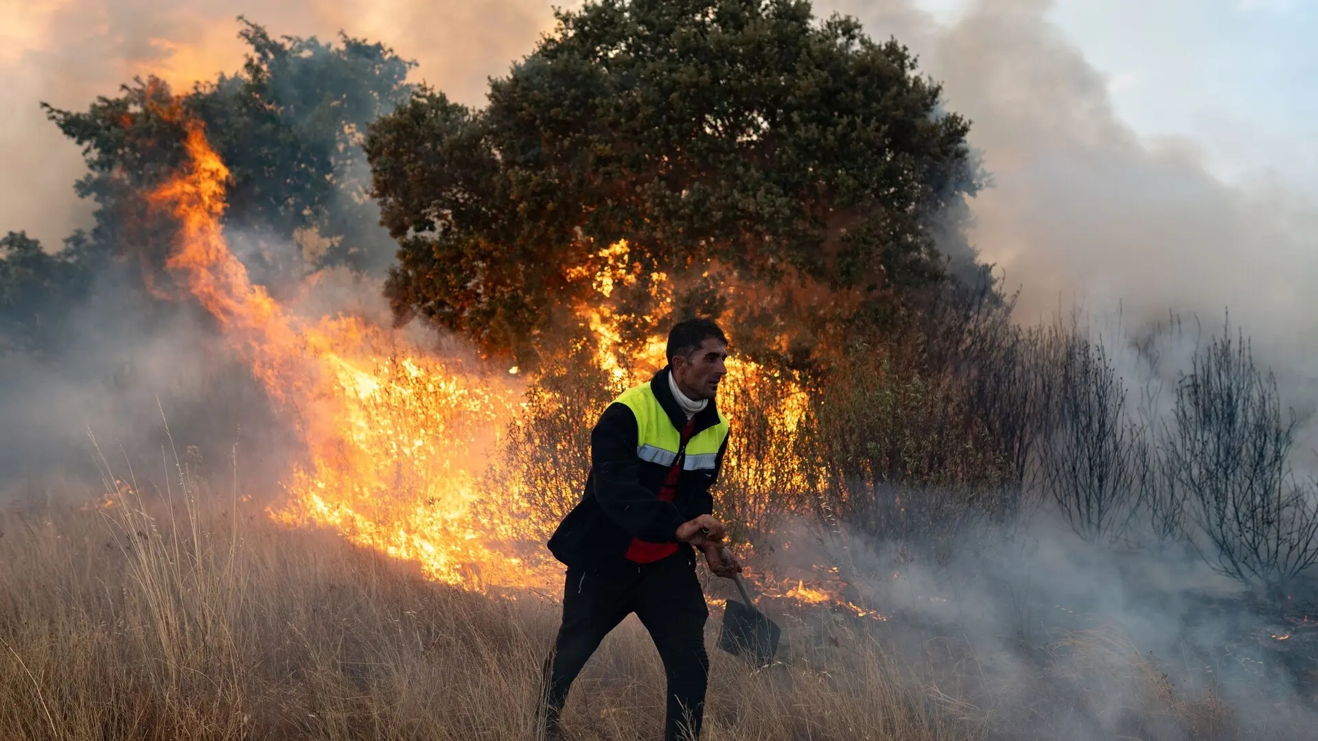 Los efectos en la salud de los incendios forestales que asolan España: "Pueden hacer un gran daño al cuerpo"