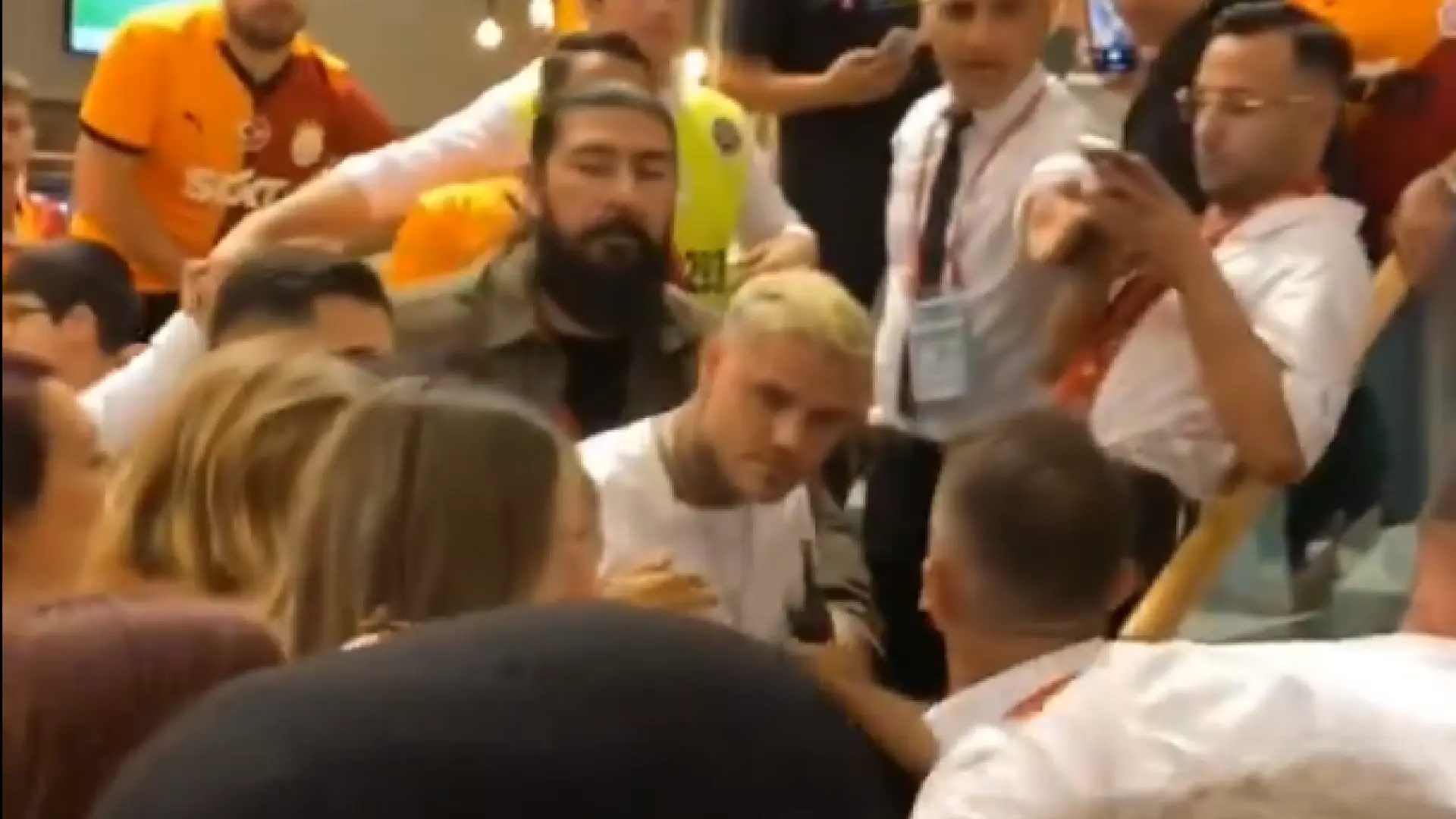 Icardi pierde los papeles entre una multitud de fans en un centro comercial y le da un cabezazo a un guardia de seguridad