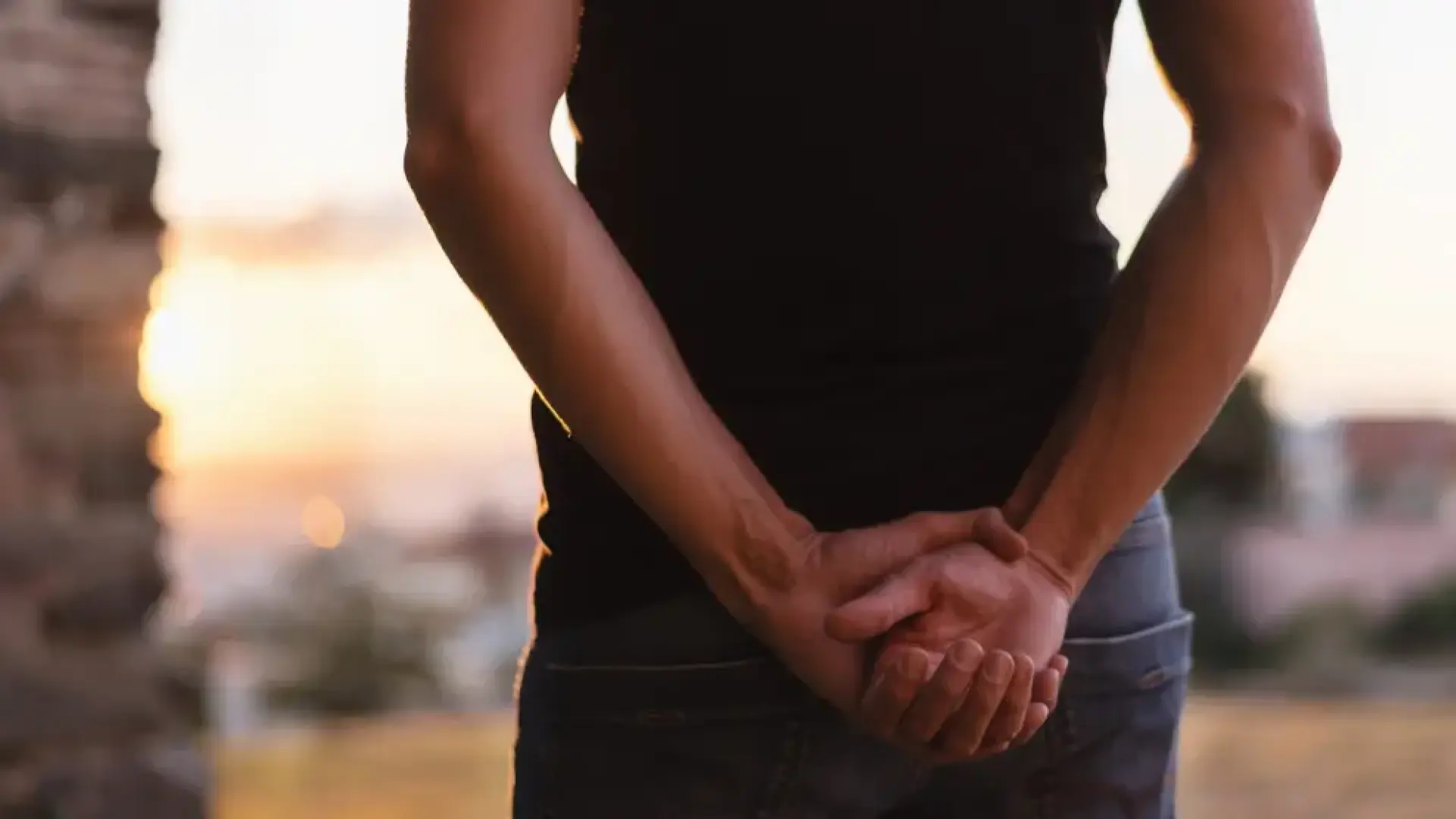 Qué significa ir caminado con las manos en la espalda, según la psicología