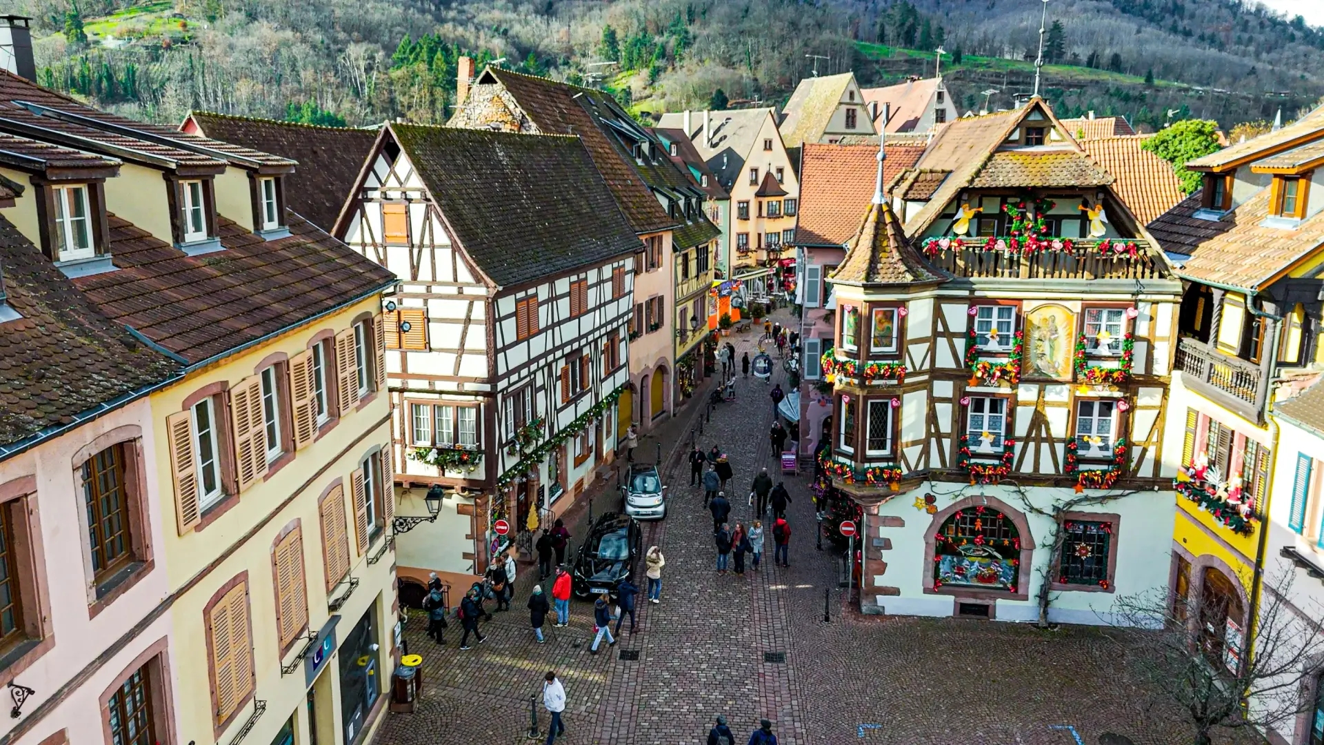 Le plus beau village de France : maisons à colombages et paysages qui résument le charme de l'Alsace.