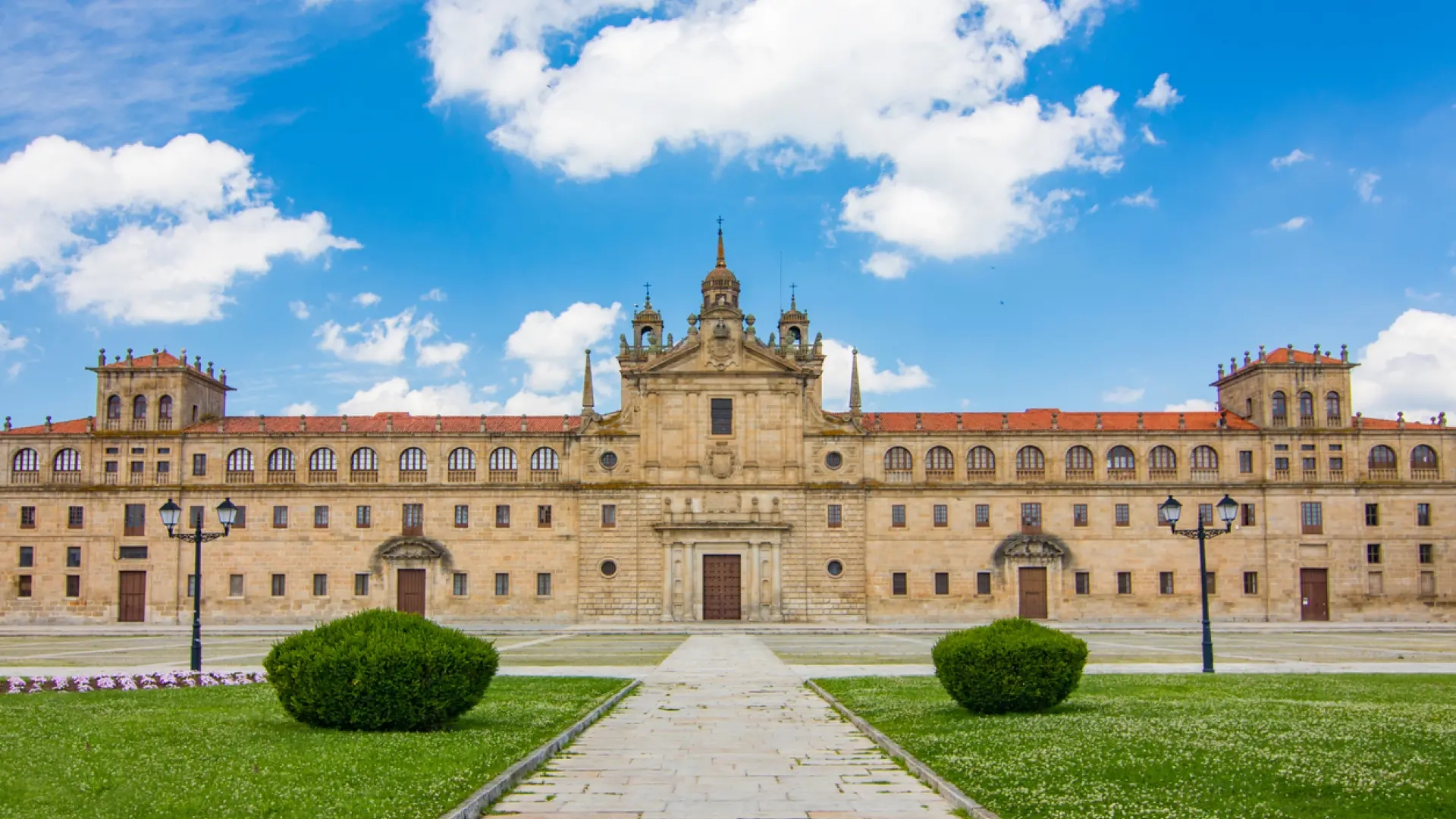 Entdecken Sie das historische Gebäude, das als „Galizisches Escorial“ bekannt ist: eine monumentale Schule voller Kunst.