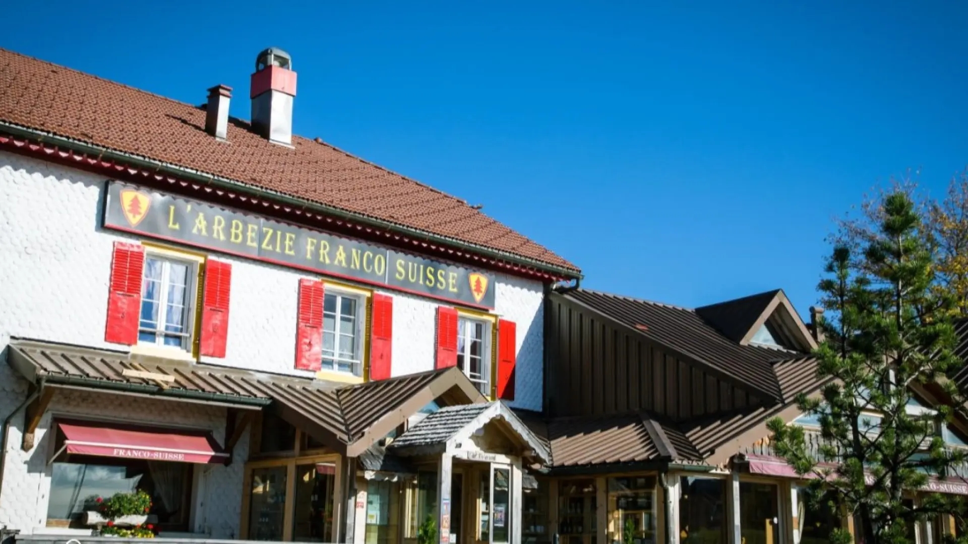 Het merkwaardige hotel waar je met je hoofd in het ene land en je voeten in het andere kunt slapen