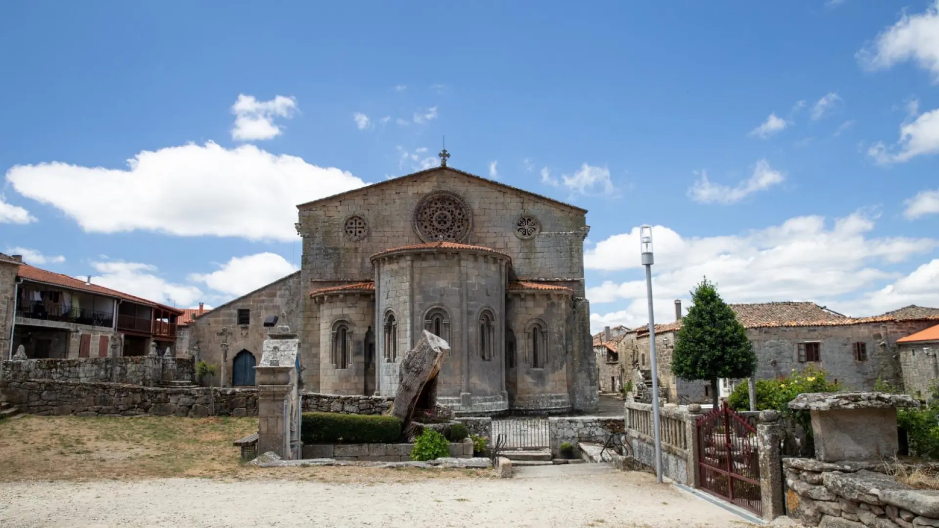 Het indrukwekkende heiligdom van Ourense, uitgeroepen tot nationaal monument, is een prachtig voorbeeld van romaanse architectuur.