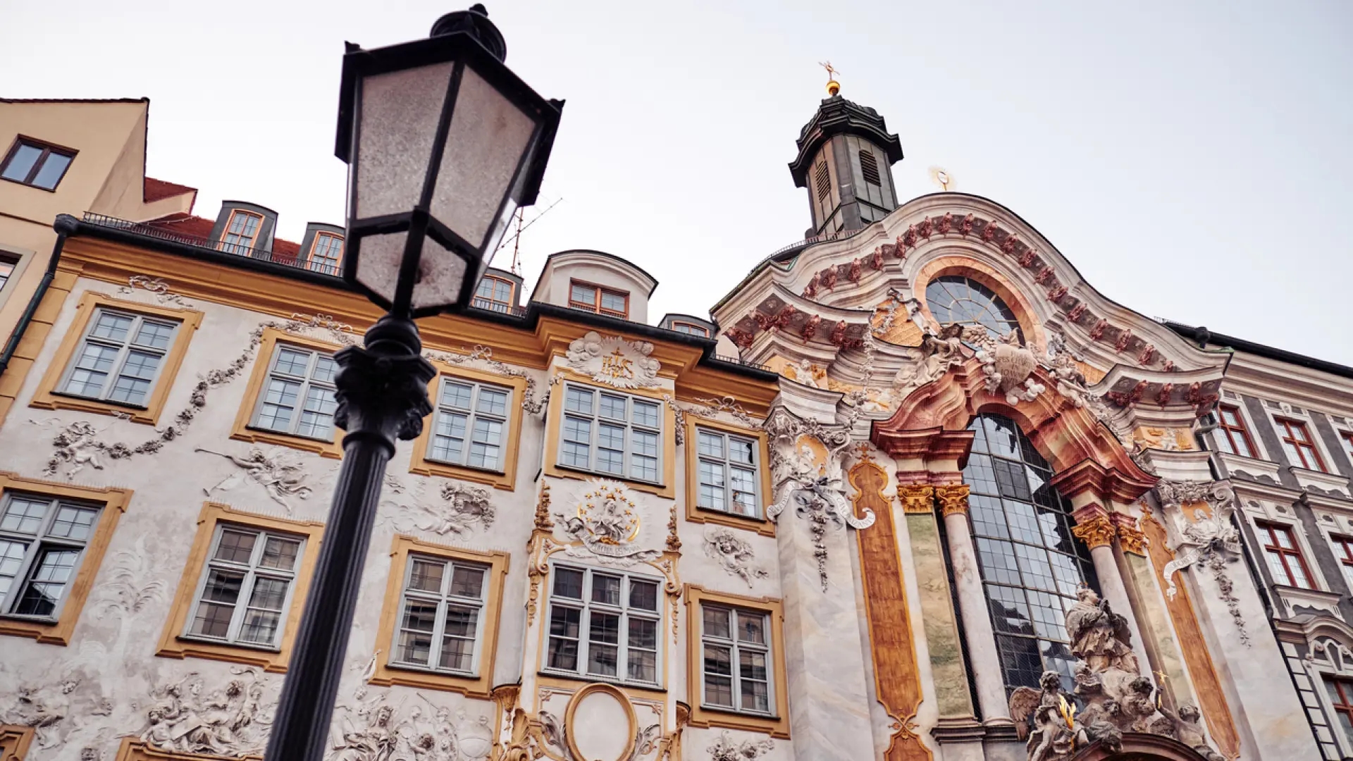 Kościół w Monachium, który musisz odwiedzić, jeśli wybierasz się na Oktoberfest: barokowy skarb o mrocznym charakterze