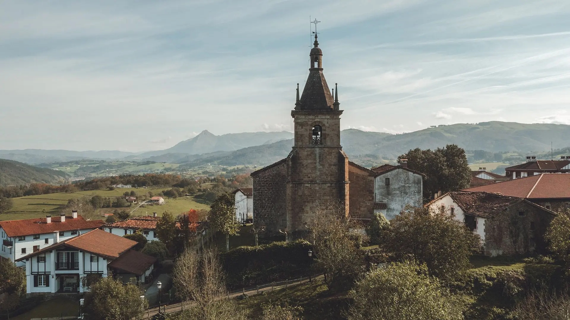 Bask Bölgesi'nde dağlarla çevrili kasaba, demir cevheri madenciliğinin ilginç geçmişine sahip