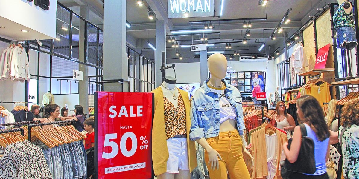 Чтобы конкурировать, цены на одежду в Аргентине снижены до 50%.