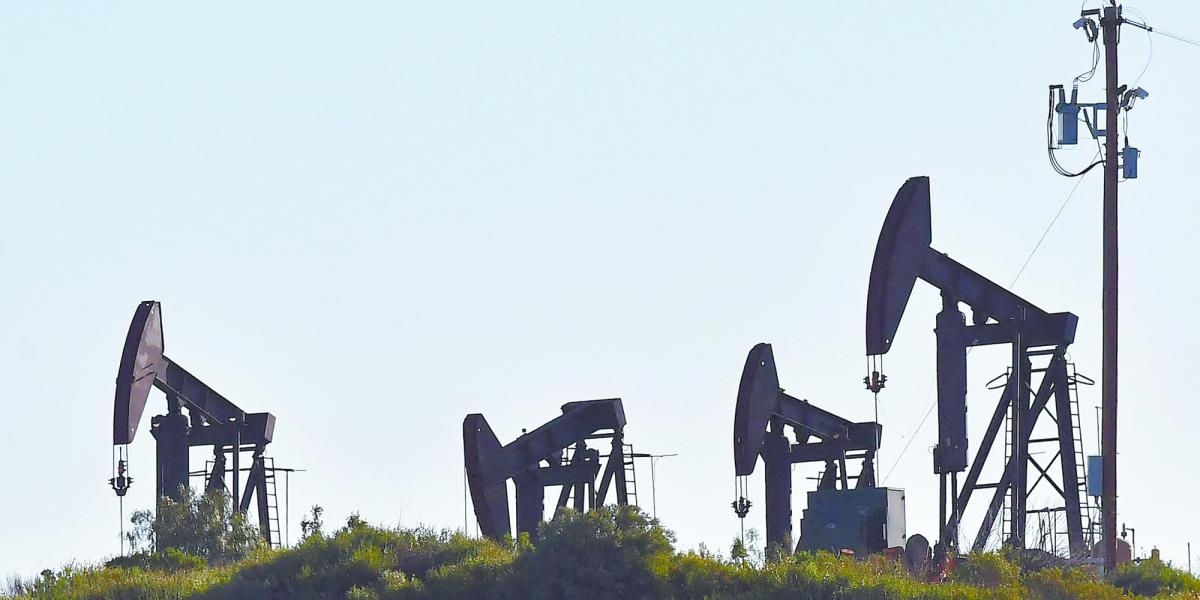 Цены на сырую нефть упали из-за неопределенности относительно мировых поставок