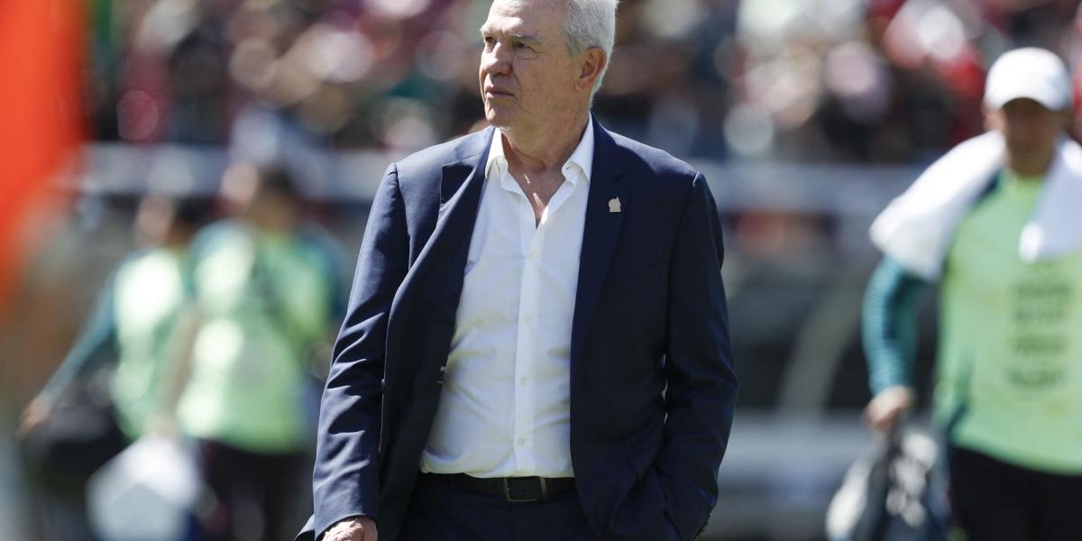 Javier Aguirre se repreende após uma derrota esmagadora para a Suíça.