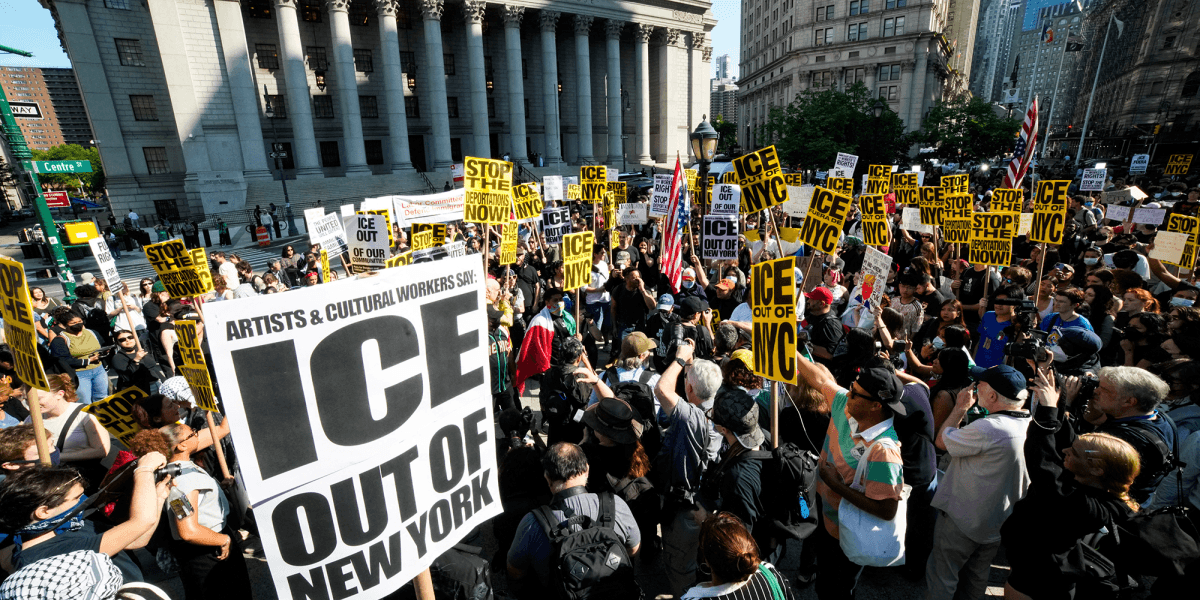 "ICE New York'tan defolup gitti": Binlerce kişi New York'ta da Trump'ın göç politikasını protesto etti.