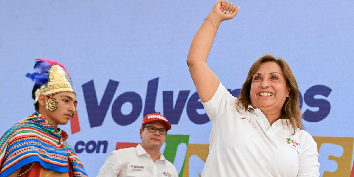Peru solu, Dina Boluarte'ye verilen yüzde 120'lik maaş zammının geri alınmasını istiyor.