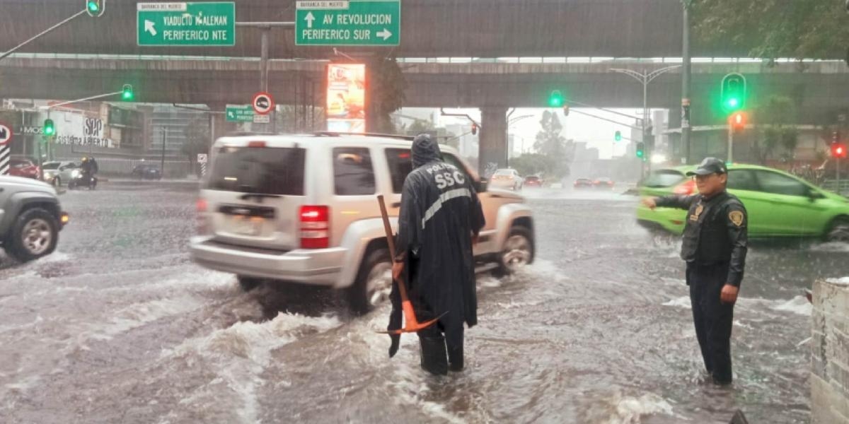 Heavy rains caused puddles and flooding in several Mexico City boroughs this Saturday.