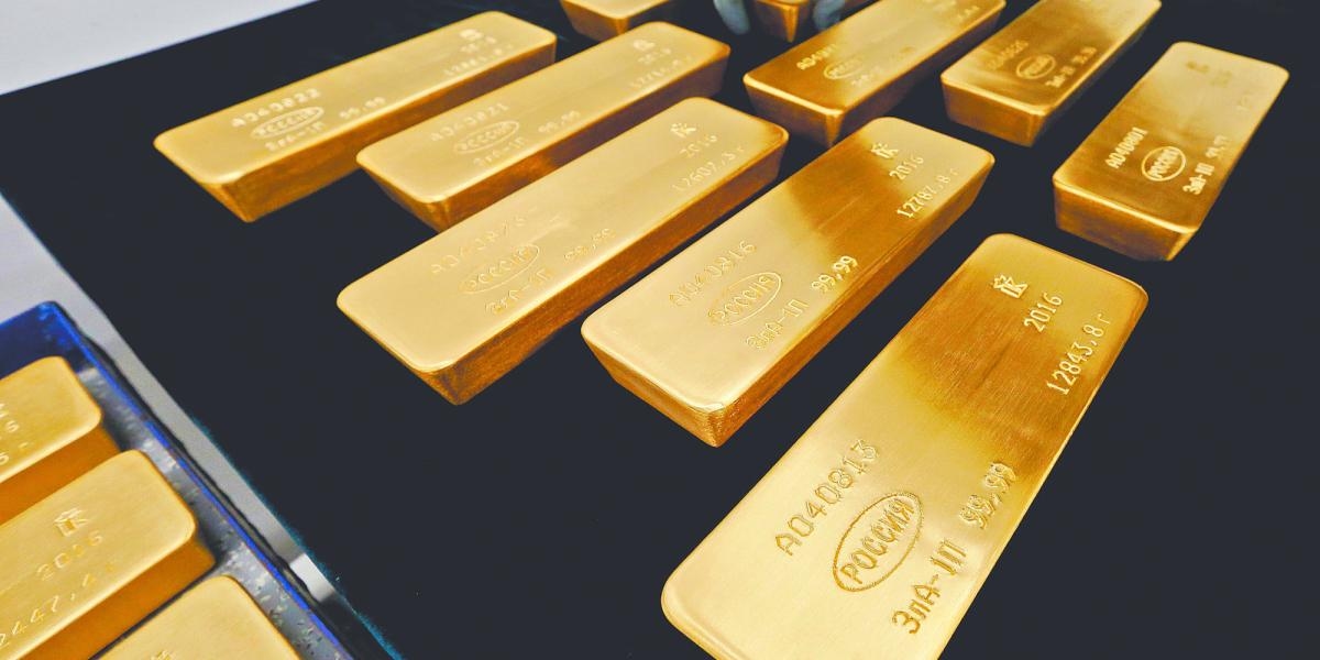 Oro cae a la espera de novedades arancelarias
