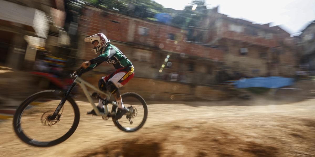 Velocità in discesa: il ciclismo urbano conquista l'ex bastione della violenza di Caracas