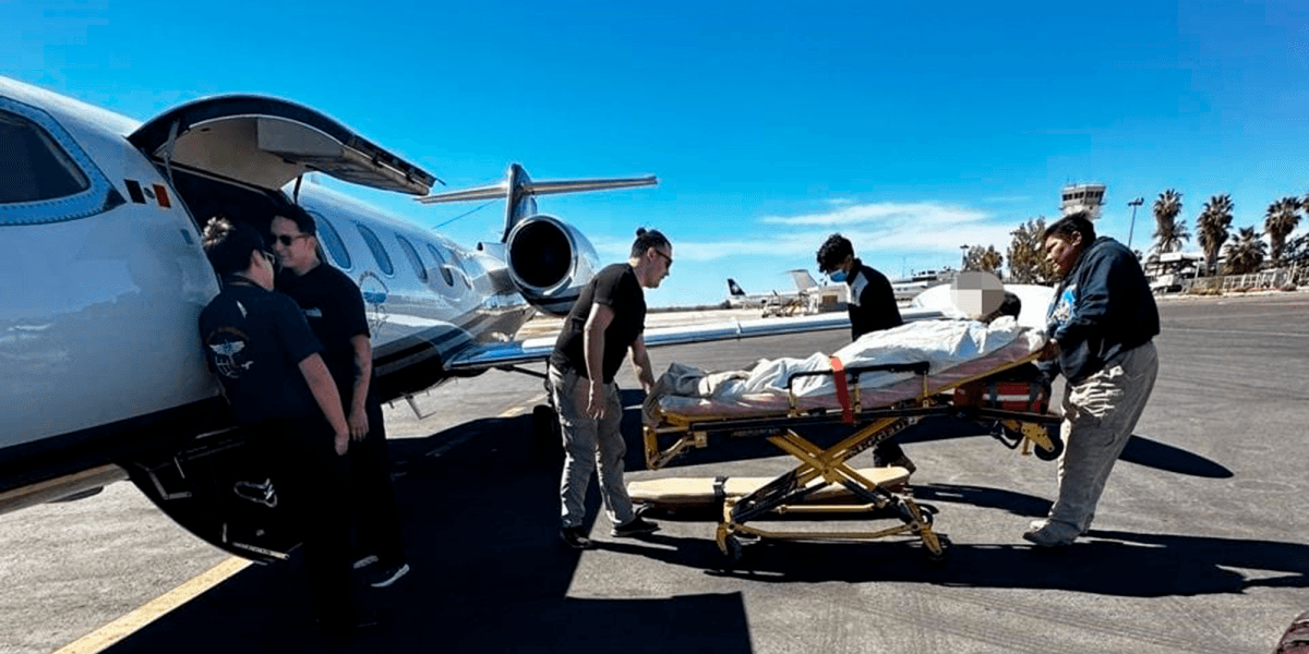 A multidisciplinary medical team from the ISSSTE La Paz General Hospital treats a minor with severe tachycardia.