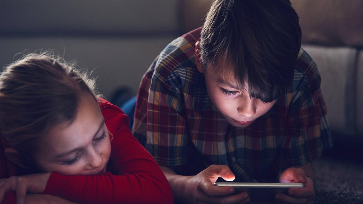 13 yaşından önce cep telefonu sahibi olmak ruh sağlığını etkiler mi? Bir araştırma, bunun intihar düşüncelerine ve düşük öz saygıya yol açabileceğini öne sürüyor.