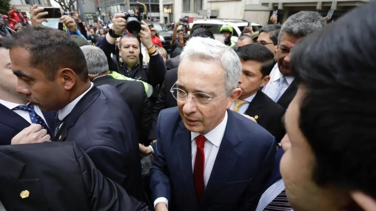 Caso Álvaro Uribe Vélez: la carriera politica dell'ex presidente condannato lunedì