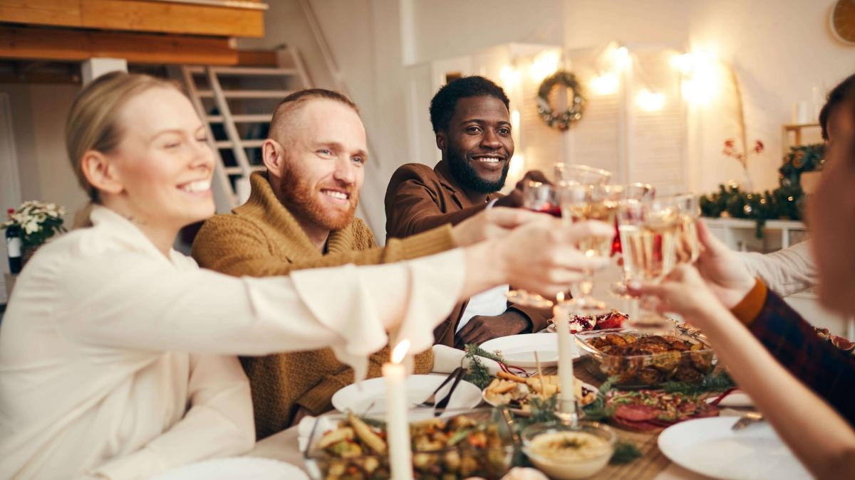 Comer regularmente com amigos e familiares traz grandes benefícios à saúde mental, revela estudo científico.