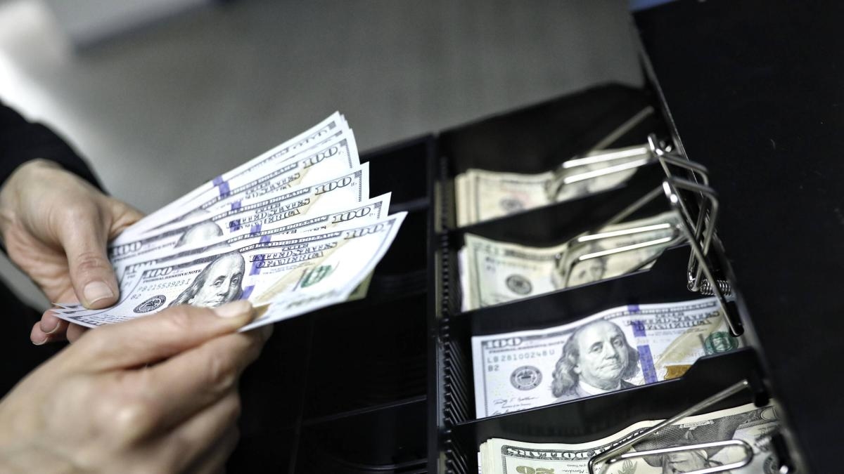 Who benefits from a global dollar?