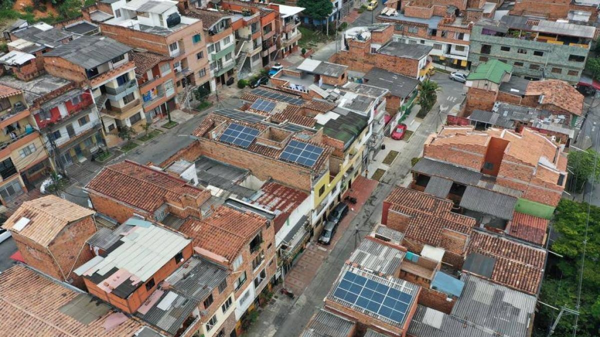 Hükümet, 1., 2. ve 3. sosyal katmandaki hanelerin güneş enerjisinden kendi elektriğini üretmesine olanak sağlıyor.