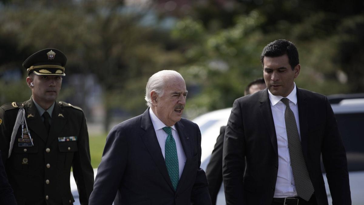 Andrés Pastrana, Cumhurbaşkanı Gustavo Petro'dan Ekvador'un Manta kentine yaptığı ziyareti açıklamasını istiyor.