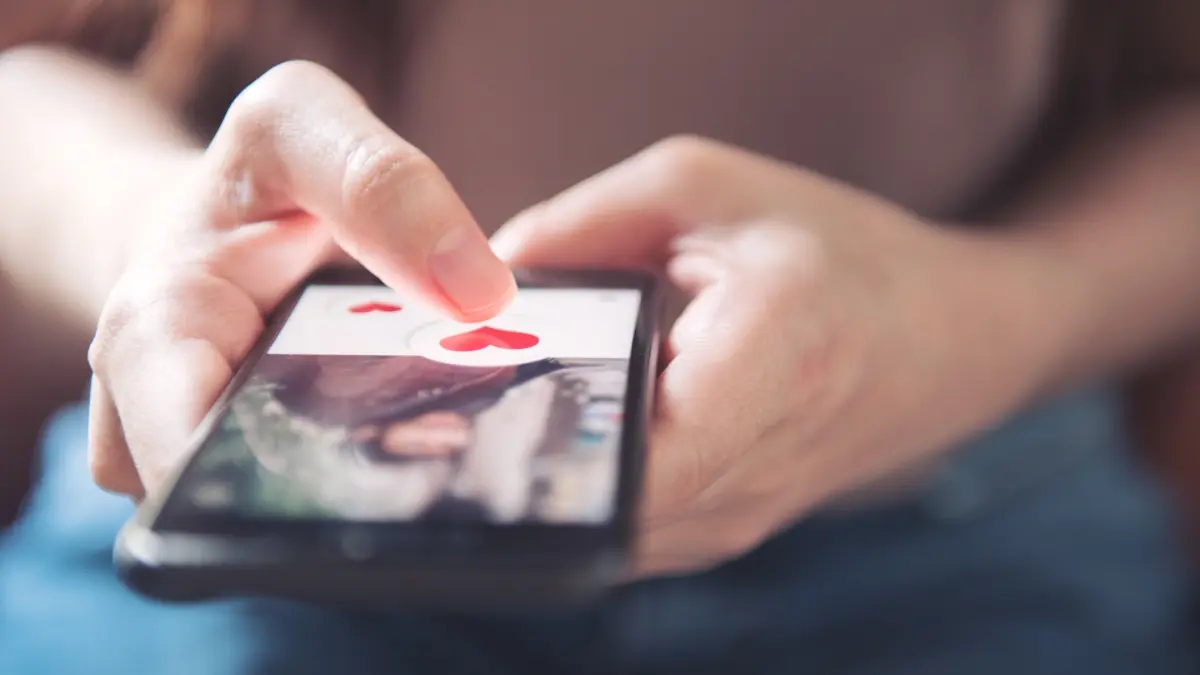 One in three Colombians only uses the internet for social networking and chatting, study reveals.