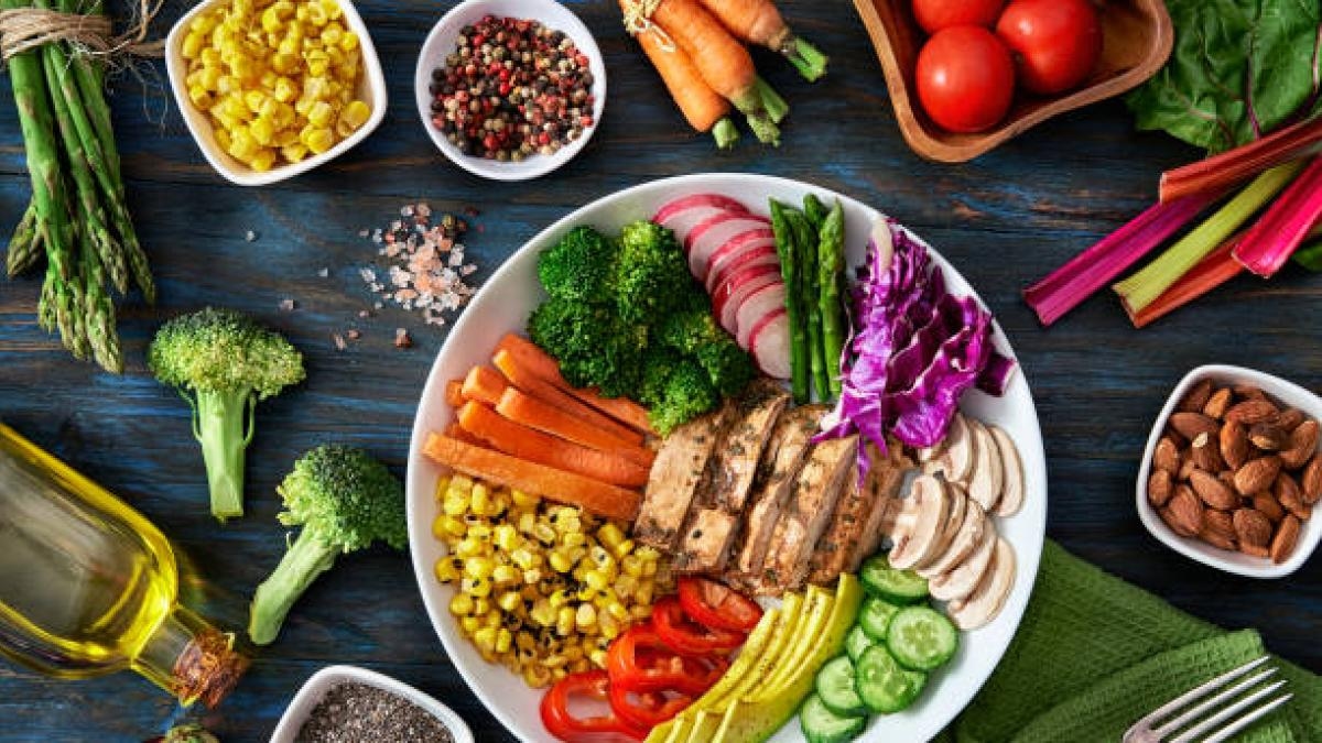 Experto en longevidad explica el impacto de una dieta sin grasas ni azúcar: ‘Es un error demonizar alimentos’
